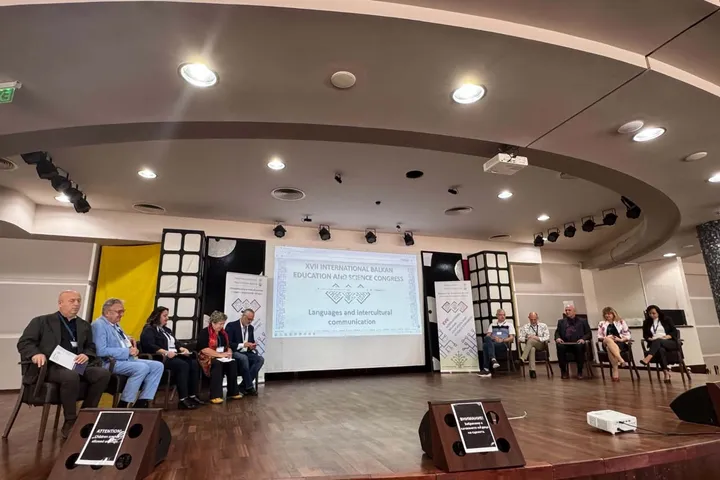 Akademikë nga vendet e Ballkanit u mblodhën në kongresin për arsim dhe shkencë
