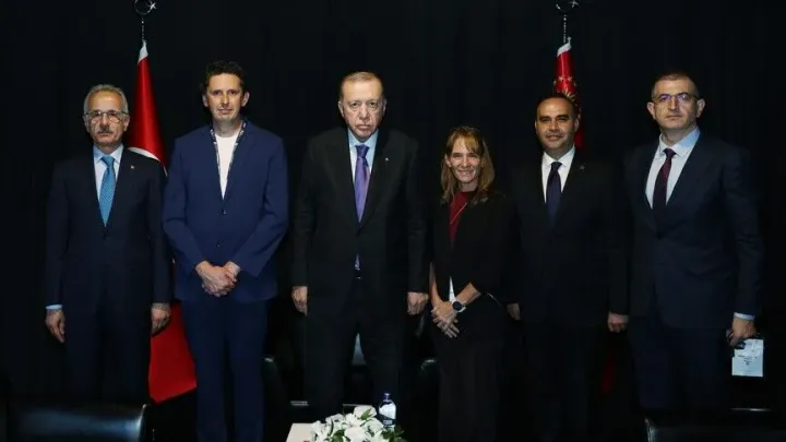 Erdoğan pret në takim drejtues të lartë të kompanisë SpaceX në konferencën e aviacionit