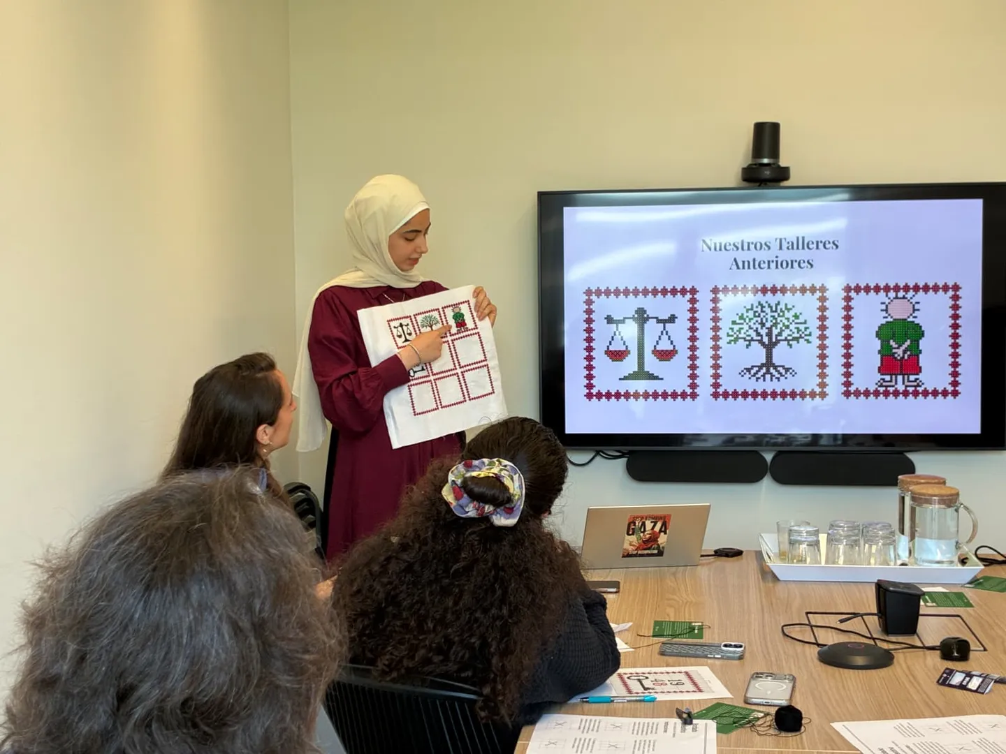 De Gaza a España: Dalia Kayed sobrevivió al genocidio y hoy cuenta su historia con fotos y bordados