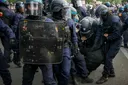 Franca arreston 135 persona gjatë protestave, zgjat ndalimqarkullimin në qytete të ndryshme