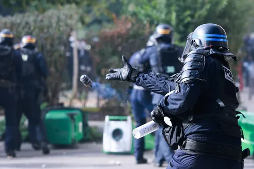 Manifestations des lycéens: l’usage par la police des grenades assourdissantes suspendu