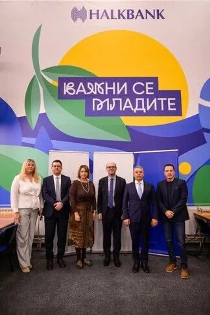 Halkbank me donacion prej 30 mijë eurosh rinovon sallën e leximit në Fakultetin Ekonomik në Shkup