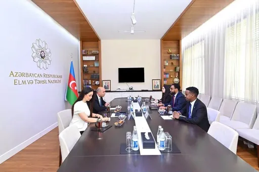Soomaaliya iyo Azerbaijan oo ka Wada Hadlay Ballaarinta Iskaashiga iyo Deeqaha Waxbarasho