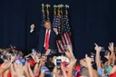 Протестующие несколько раз прервали выступление Трампа в Техасе