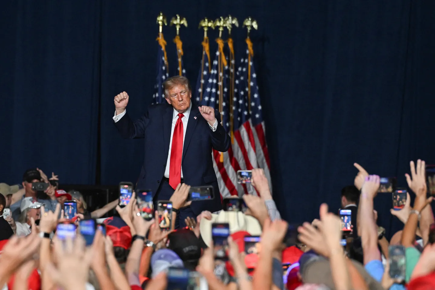 Протестующие несколько раз прервали выступление Трампа в Техасе