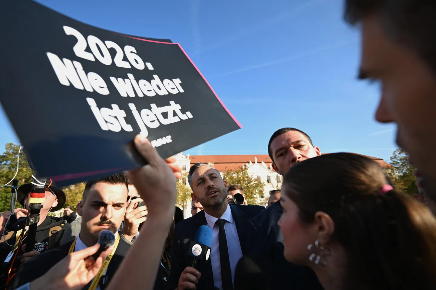 Umfrage: Gut zwei Drittel sehen in AfD Gefahr für die Demokratie
