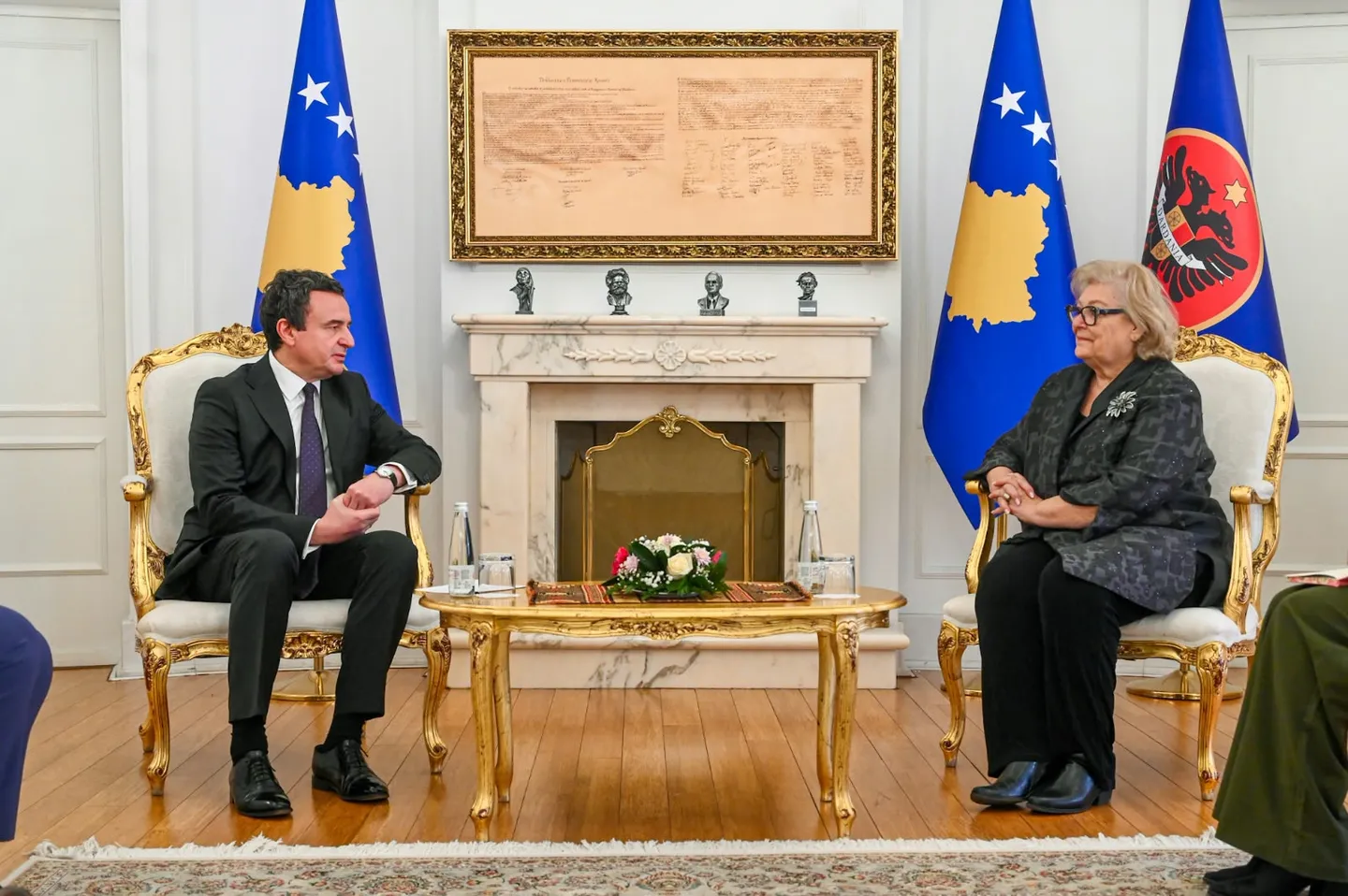 Presidentja e re e Kosovës pret në takim Kurtin, shpreh gatishmërinë për bashkërendim institucional