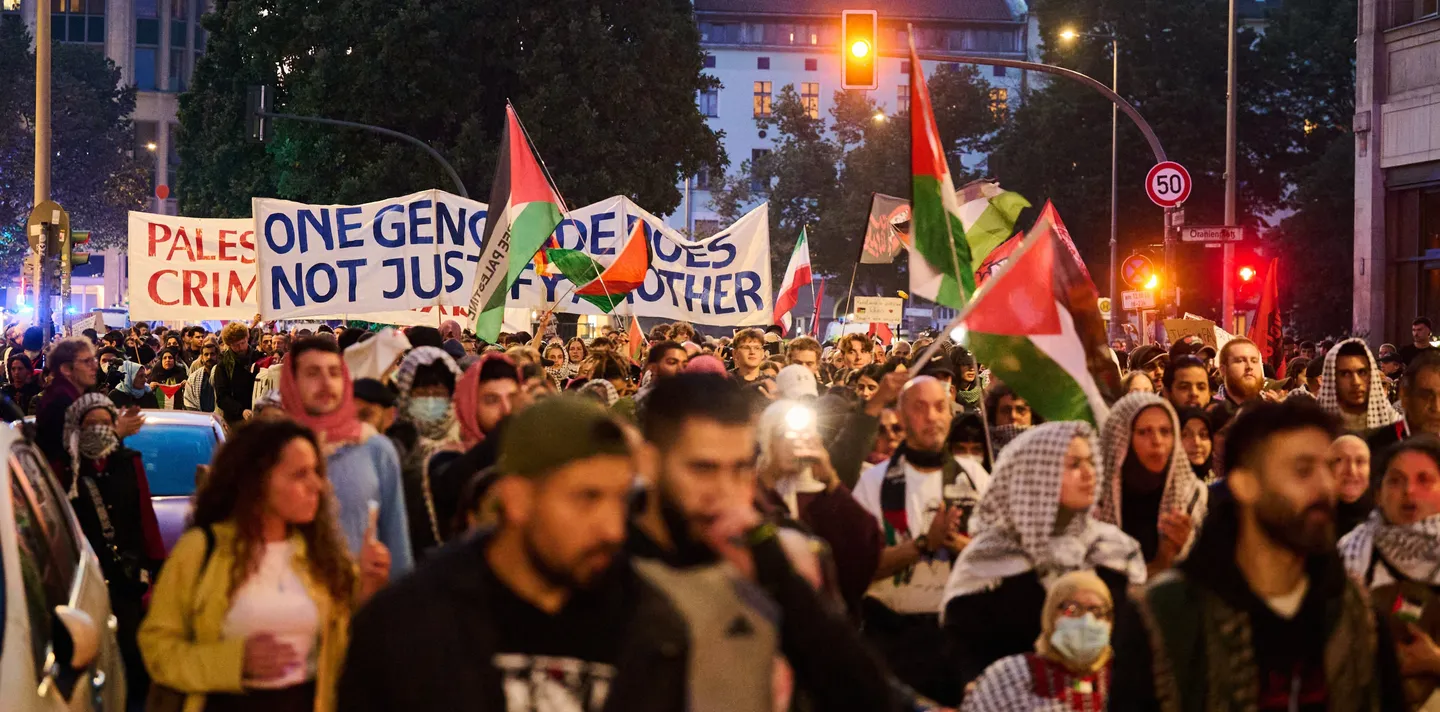 Zahlreiche Menschen bei palästinasolidarischer Friedensdemo in Berlin
