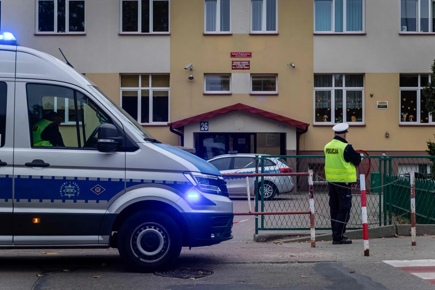 Zamknięte szkoły i przedszkola po ataku 15-latka. Policja zwiększa patrole