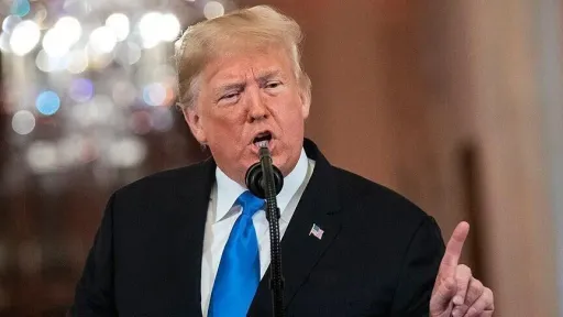 Трамп ги нарекува корисниците на терминот „вештачка интелигенција“ „непријатели“