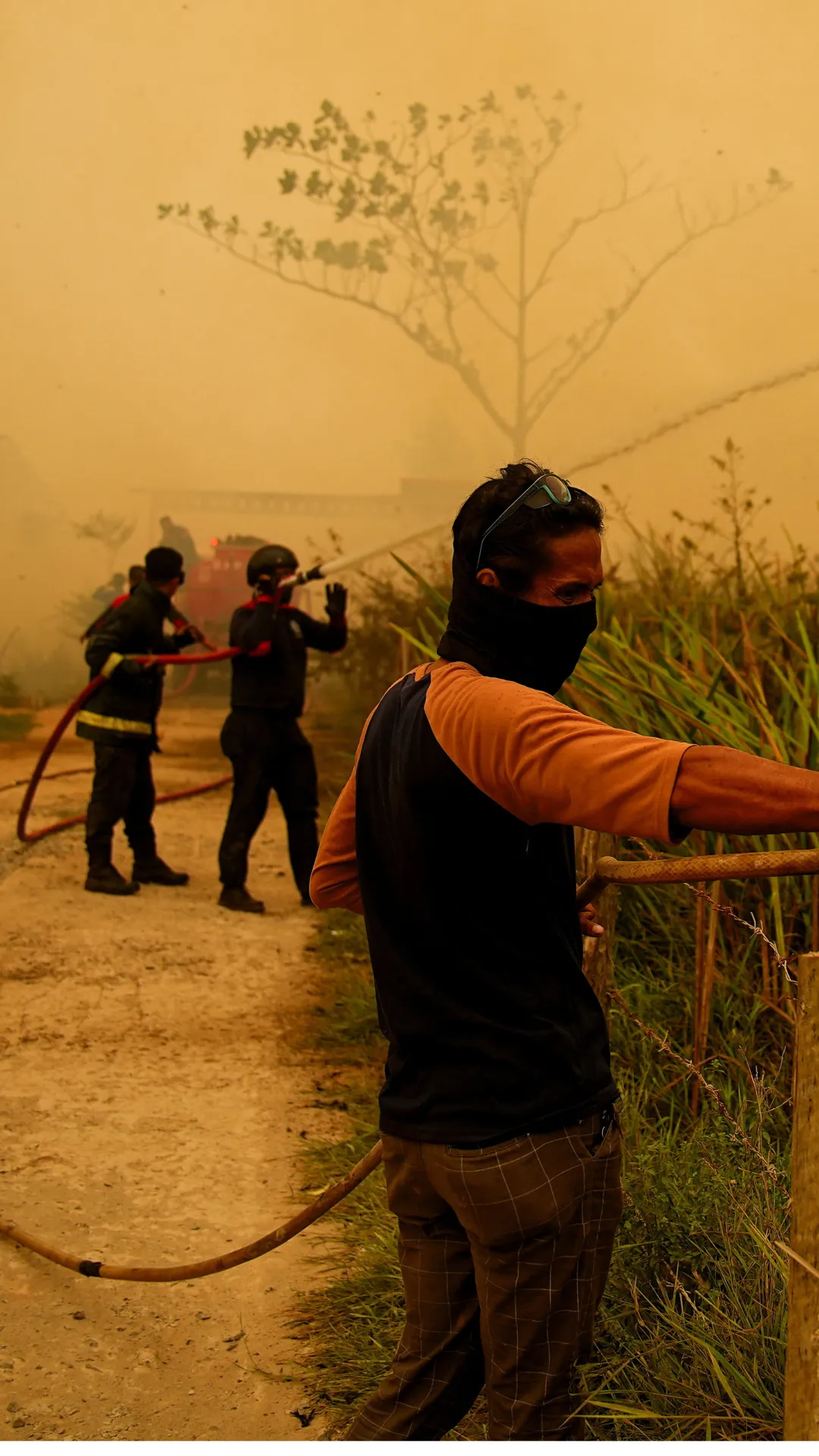 Petugas dan warga berupaya padamkan kebakaran dekat permukiman di Banyuasin
