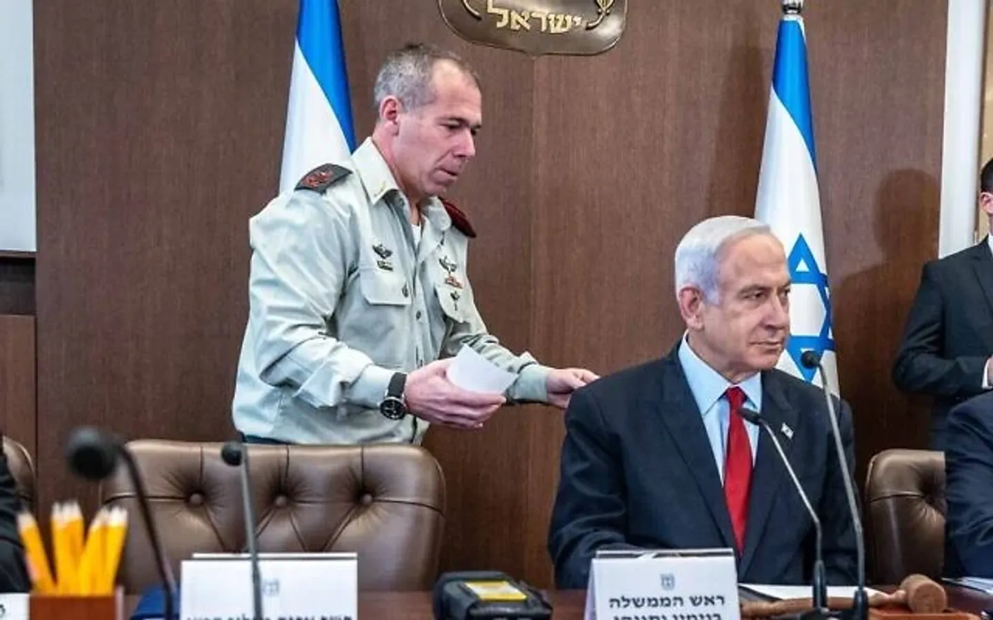 מזכירו הצבאי לשעבר של נתניהו טוען לניסיון לשנות את רישומי 7 באוקטובר