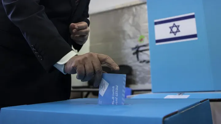 סקר: הקואליציה והאופוזיציה בשוויון של 52 מנדטים, הליכוד מצמצם את הפער מישר של איזנקוט