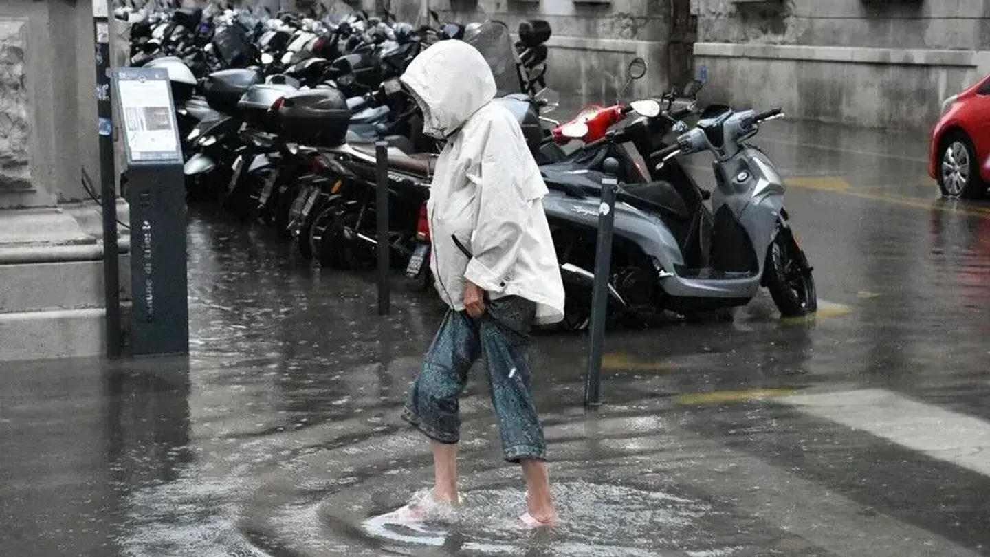 Moti i keq shkatërron një shkollë në Itali, disa persona pësojnë lëndime