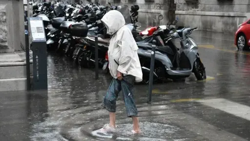 Moti i keq shkatërron një shkollë në Itali, disa persona pësojnë lëndime