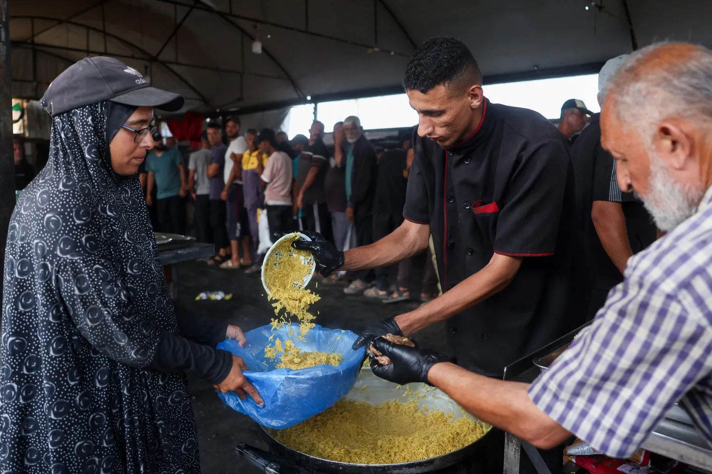 Seis horas de espera para conseguir una comida al día: la lucha diaria por sobrevivir en Gaza