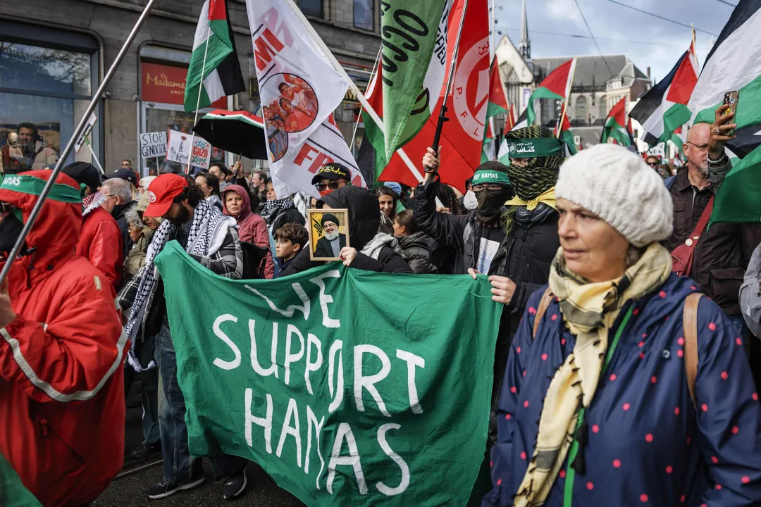 Minister Van Weel in gesprek met Halsema na Hamas-uitingen bij Amsterdamse demonstraties