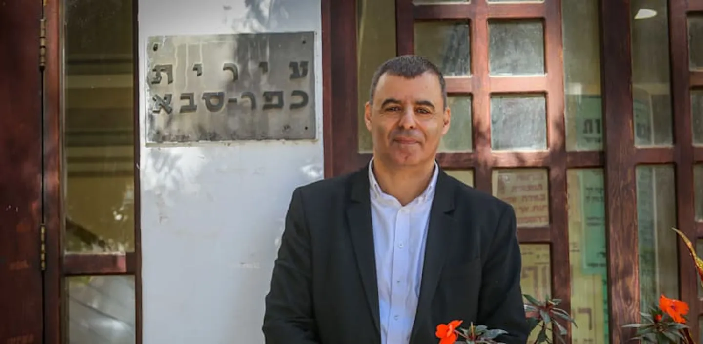 מכירת נכסים ציבוריים: מעצר ראש עיריית כפר סבא ורעייתו בפרשת שחיתות
