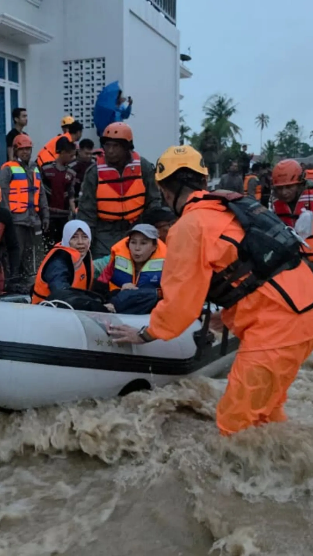 Banjir akibat hujan deras rendam sejumlah wilayah Padang, Tim SAR evakuasi warga terdampak
