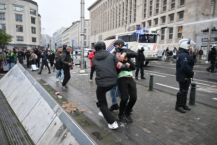 Het parket van Brussel beveelt 21 personen voor te leiden in verband met geweld tijdens protesten