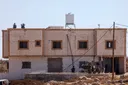 מתנחלים ישראלים בלתי חוקיים מטילים מצור על משפחה פלסטינית בגדה המערבית זה כשבוע
