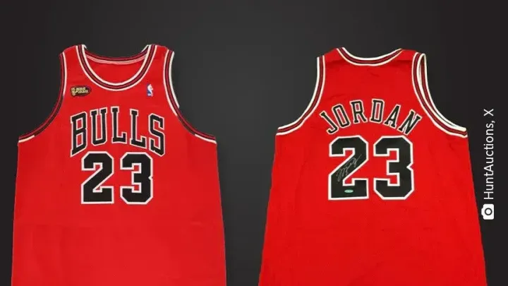 Fanella e Jordanit nga finalet e NBA-së 1998 shitet për 14 milionë dollarë, rekord historik