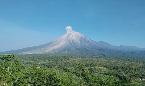 Gunung Semeru erupsi lima kali, kolom abu capai 1.000 meter