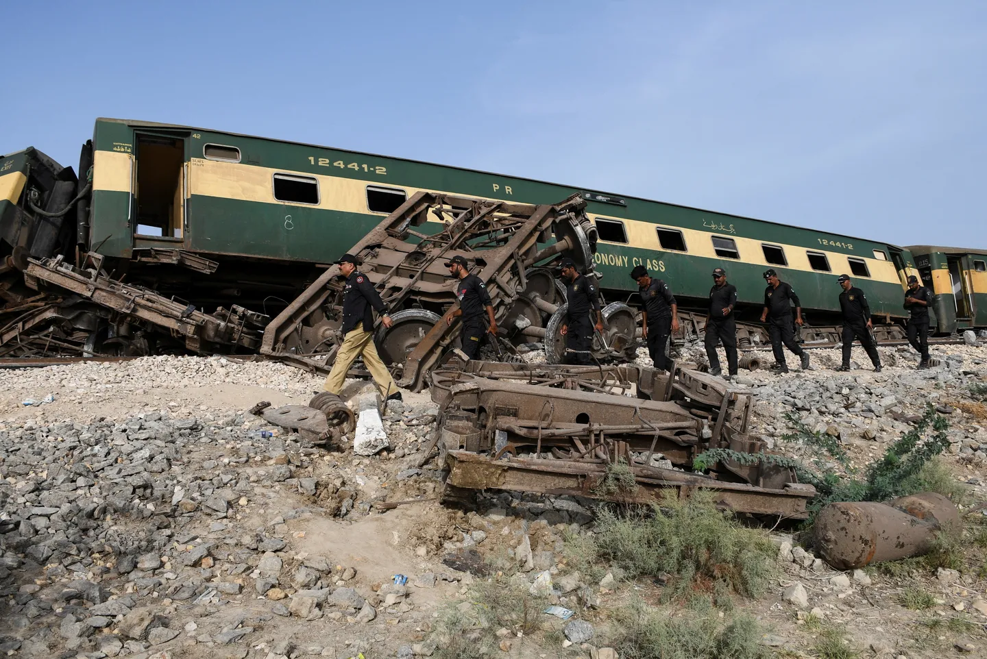 Passenger train derails in Pakistan, killing at least 5 and injuring 30