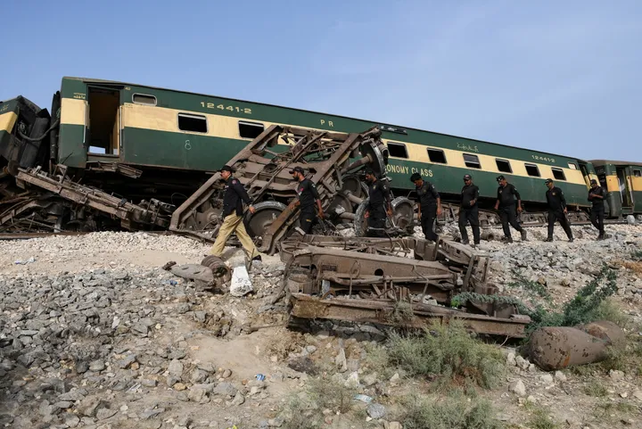 Passenger train derails in Pakistan, killing at least 5 and injuring 30