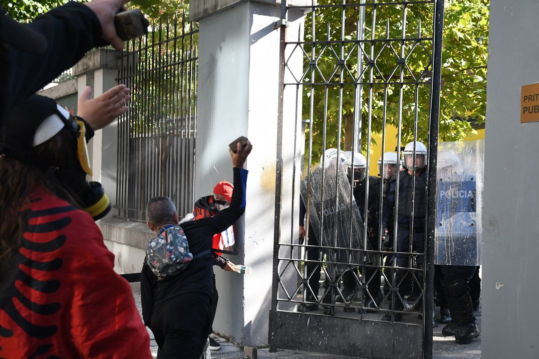 Protesta e studentëve shqiptarë para Ministrisë së Arsimit përshkallëzohet me përplasje me policinë