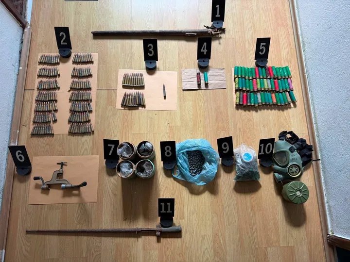 Policia e Kosovës konfiskon armë, granata dhe rreth 2 mijë fishekë në Zubin Potok