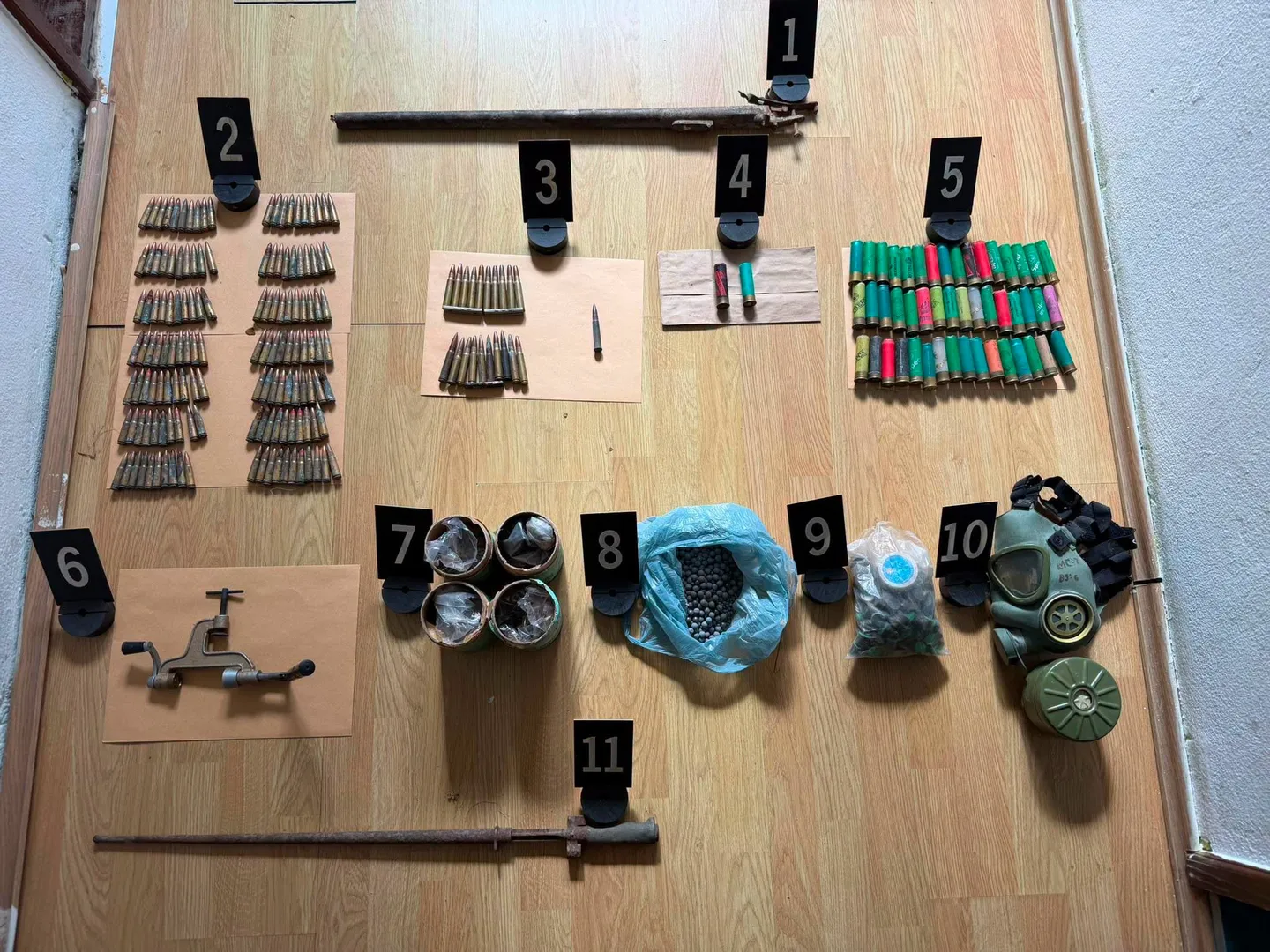 Policia e Kosovës konfiskon armë, granata dhe rreth 2 mijë fishekë në Zubin Potok