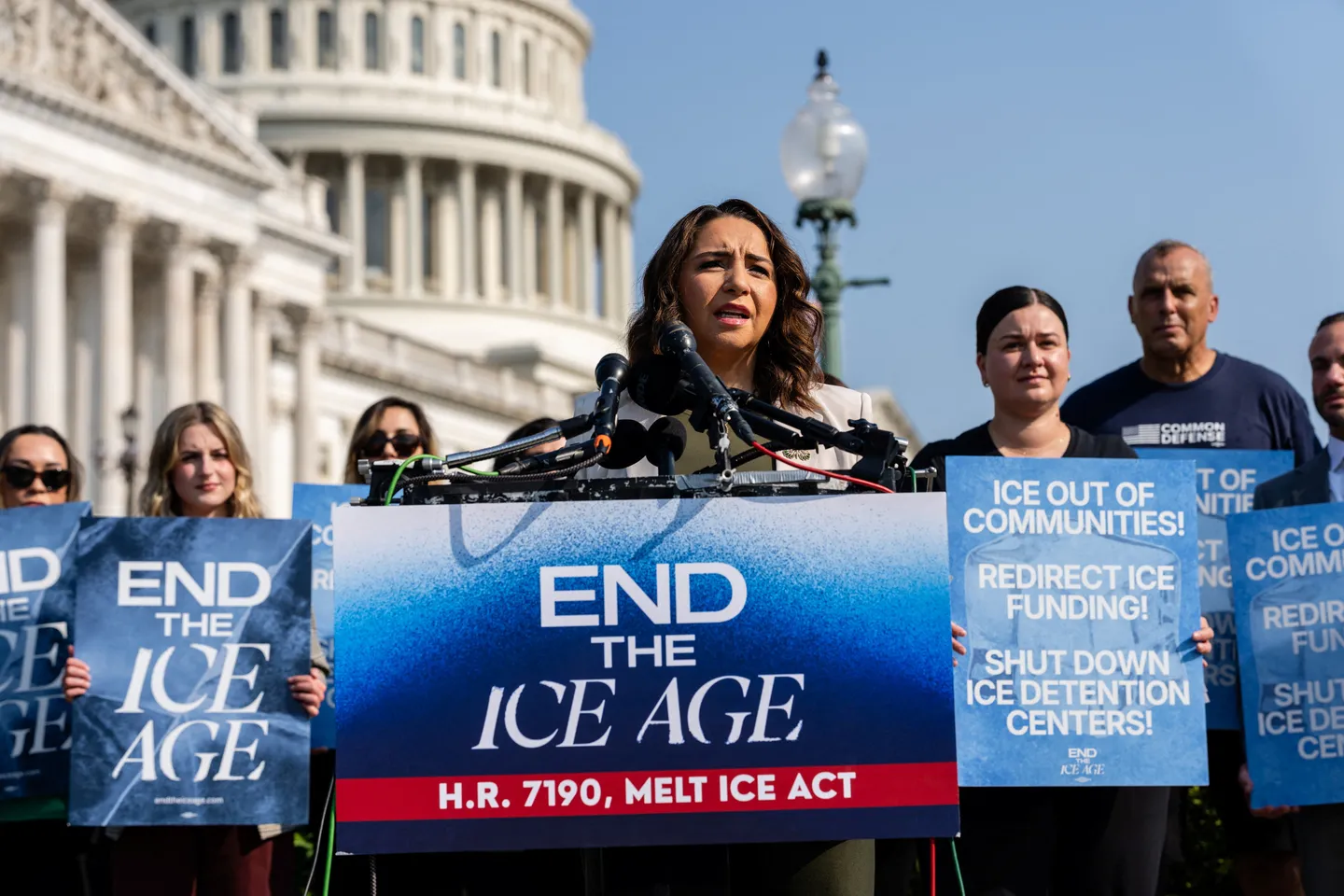 US lawmaker introduces bill to dismantle DHS and abolish ICE