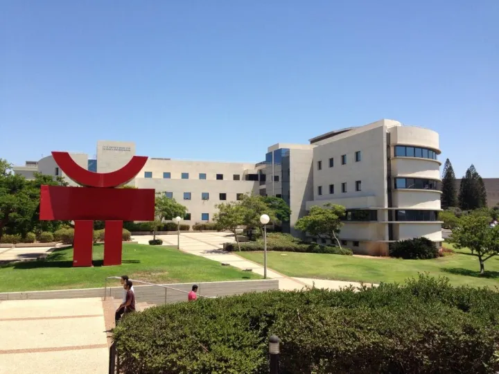 אוניברסיטת תל אביב ביטלה החלטה להרחיק סטודנט מהמעונות בשל מדבקה התומכת בזכות השיבה