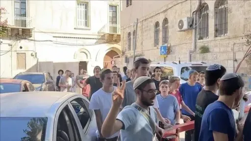 Pushtuesit izraelitë i vënë zjarrin dhomës së lutjeve dhe një makine në Kuds