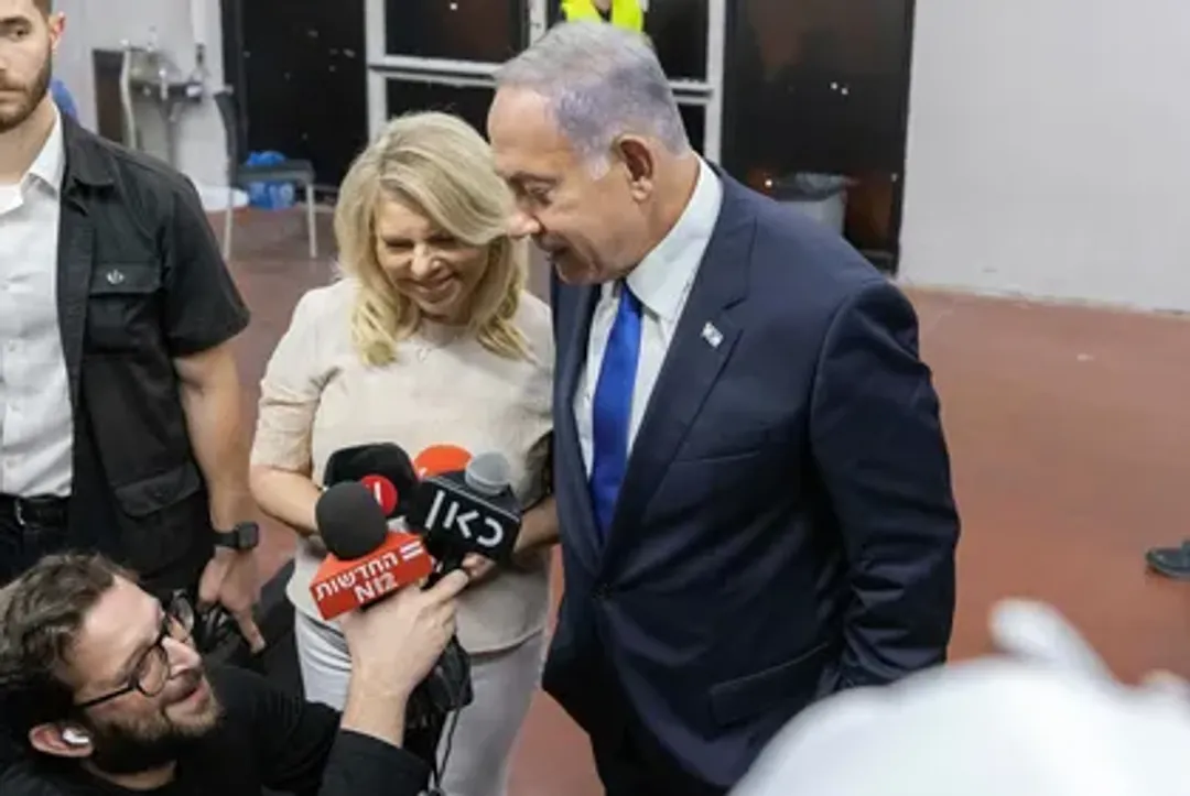"מז**ן לנו את העבודה": נחשפו ההתכתבויות המביכות בלשכת נתניהו