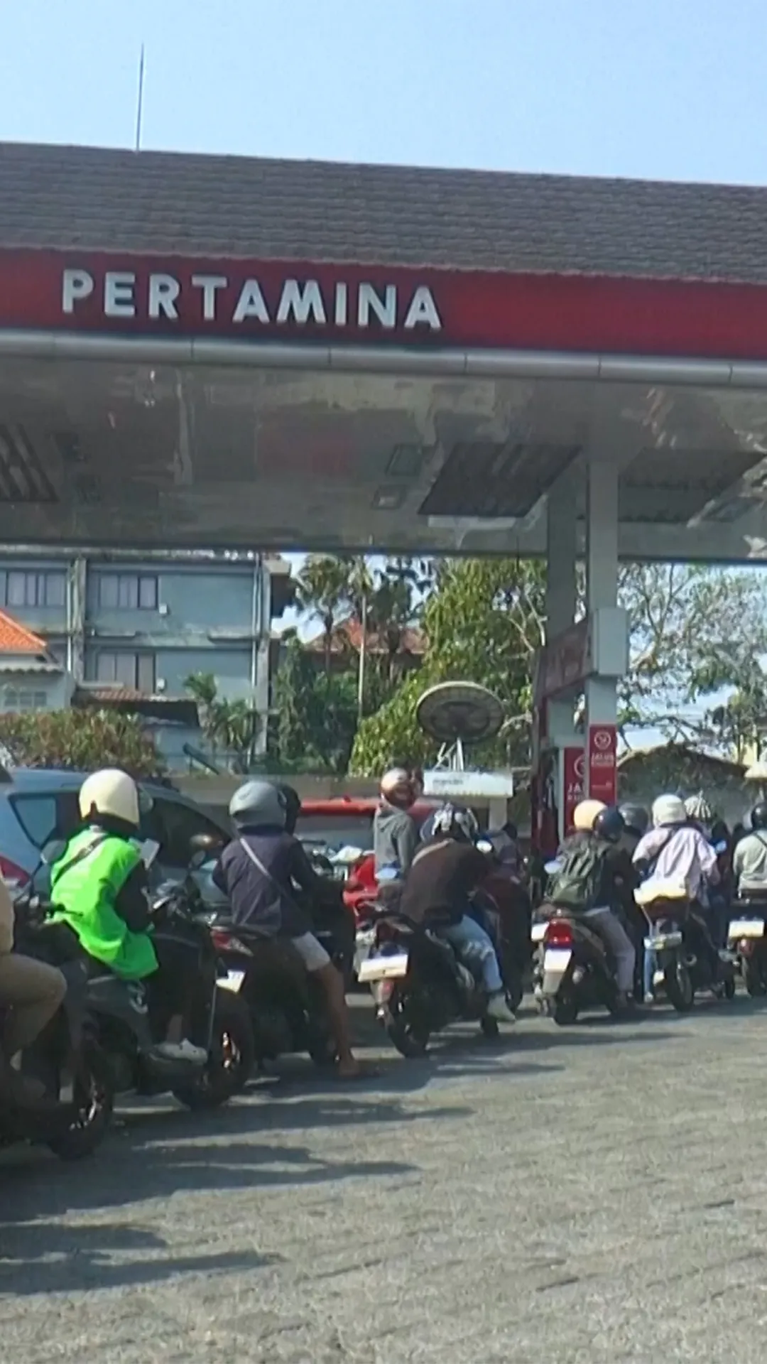 Kelangkaan BBM di Bali picu antrean panjang kendaraan hingga hambat aktivitas warga