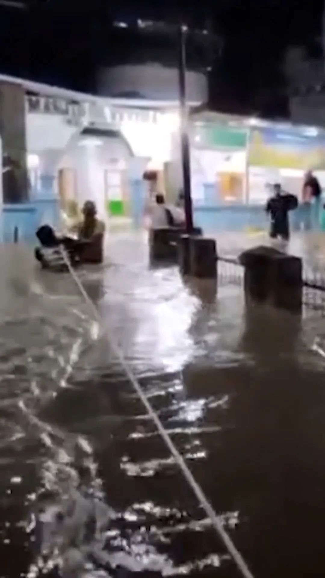 Ribuan orang mengungsi akibat banjir parah di Sumatera Utara dan Aceh