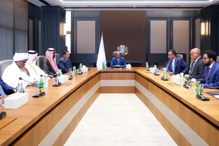 Madaxweyne Xasan Sheekh oo Qaabilay Safiirrada Dalalka Carabta, Kalana Hadlay Xoojinta Iskaashiga