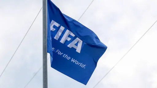 Raport: FIFA synon t’u ndajë federatave nga 25 milionë dollarë për 4 vjet