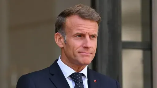 Presidenti francez pranon shqetësimet e të rinjve mes protestave në shkollat ​​e mesme