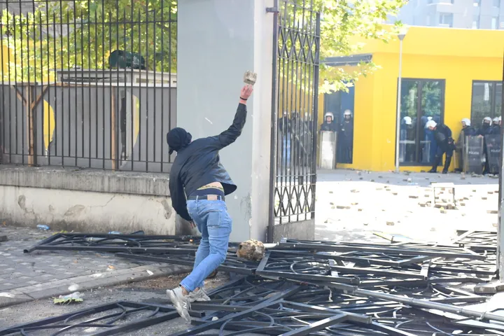 BE për protestën në Tiranë: Të gjitha palët të ulin tensionet, zgjidhja është dialogu