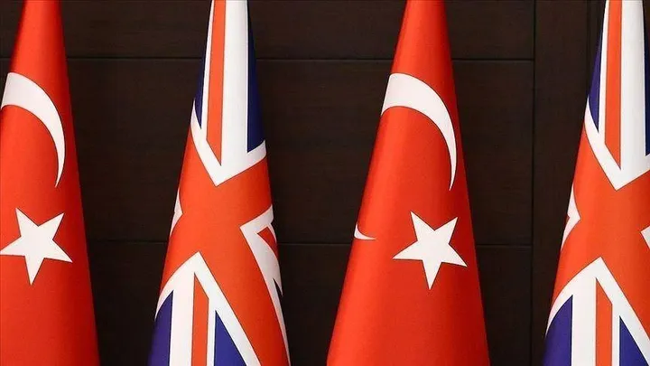 تركيا وبريطانيا تؤكدان تعزيز التعاون لمكافحة الجرائم العابرة للحدود والهجرة غير النظامية
