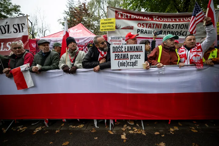Protest przed Trybunałem Konstytucyjnym. Premier zapowiada przywrócenie praworządności
