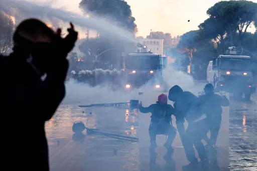 Protesta e dytë në Shqipëri: 55 persona të arrestuar, 51 policë të lënduar