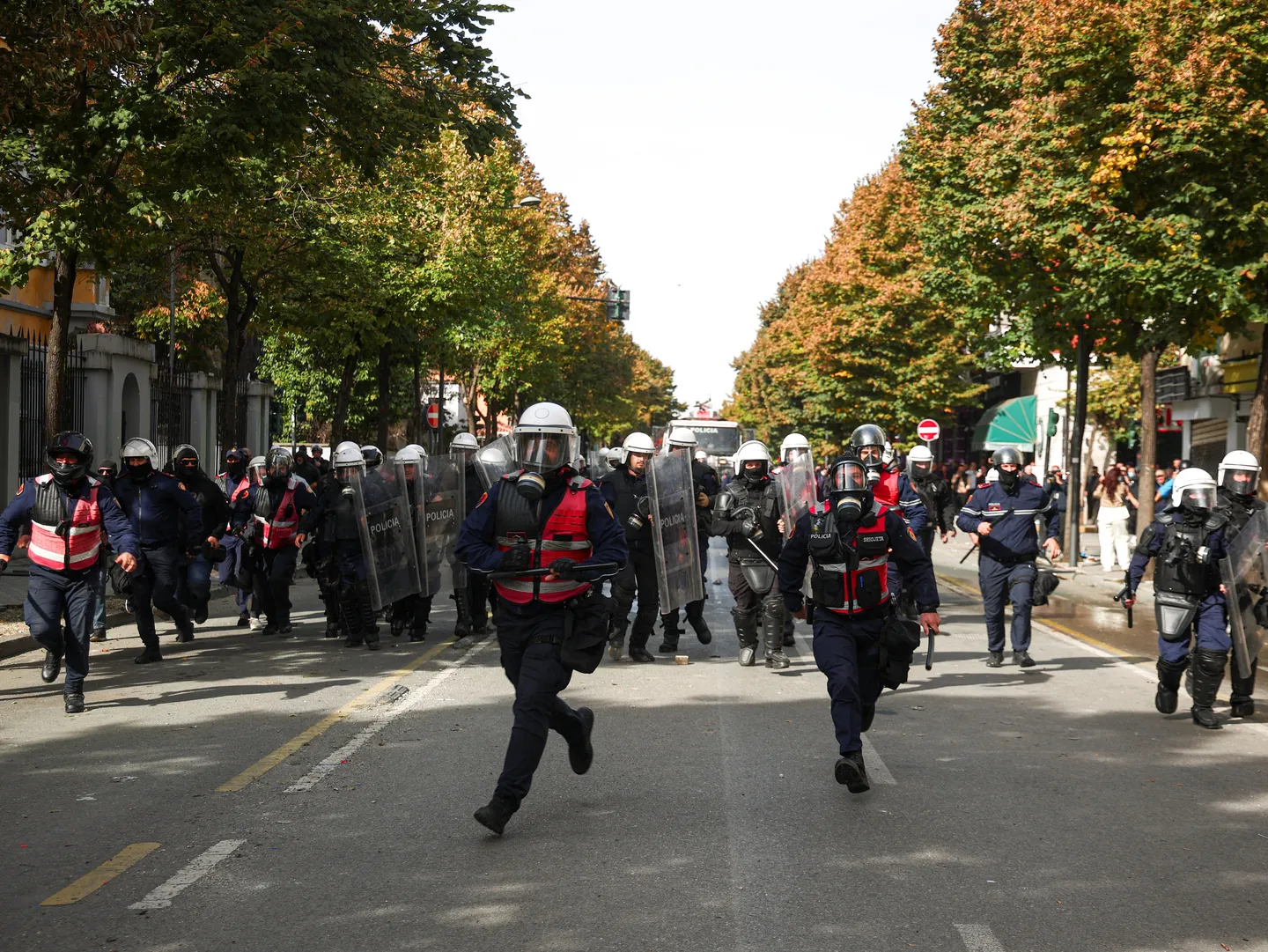 Vijojnë tensionet dhe përplasjet me policinë në ditën e tretë të protestave në Tiranë