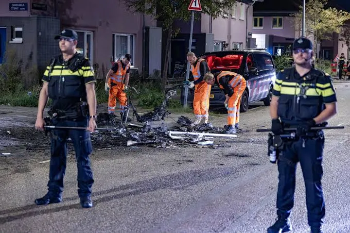 Veiligheidsdiensten bekogeld door menigte die jaarlijkse brand probeerde aan te steken