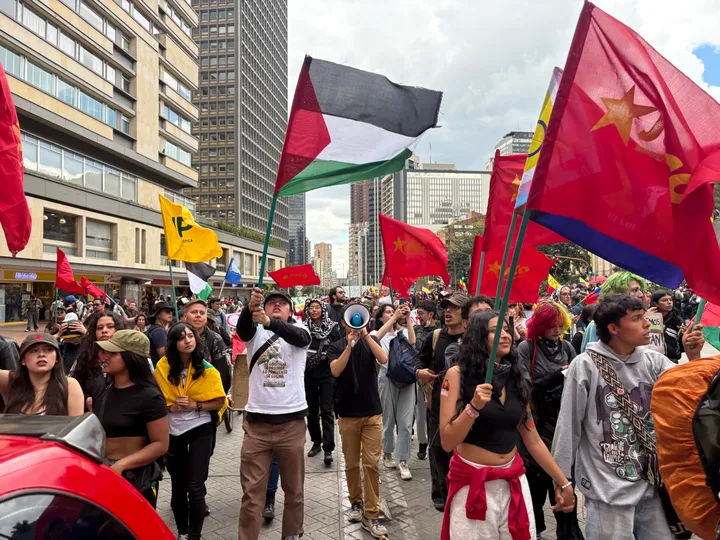 Miles protestan en Colombia contra De la Espriella, en medio de tensiones por decreto sobre marchas
