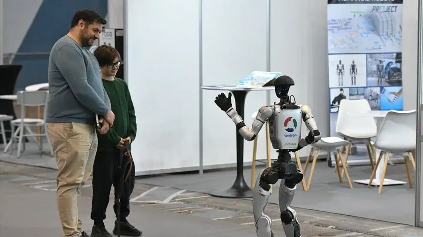Humanoidni robot i robotski pas među atrakcijama sajma robotike u Novom Sadu