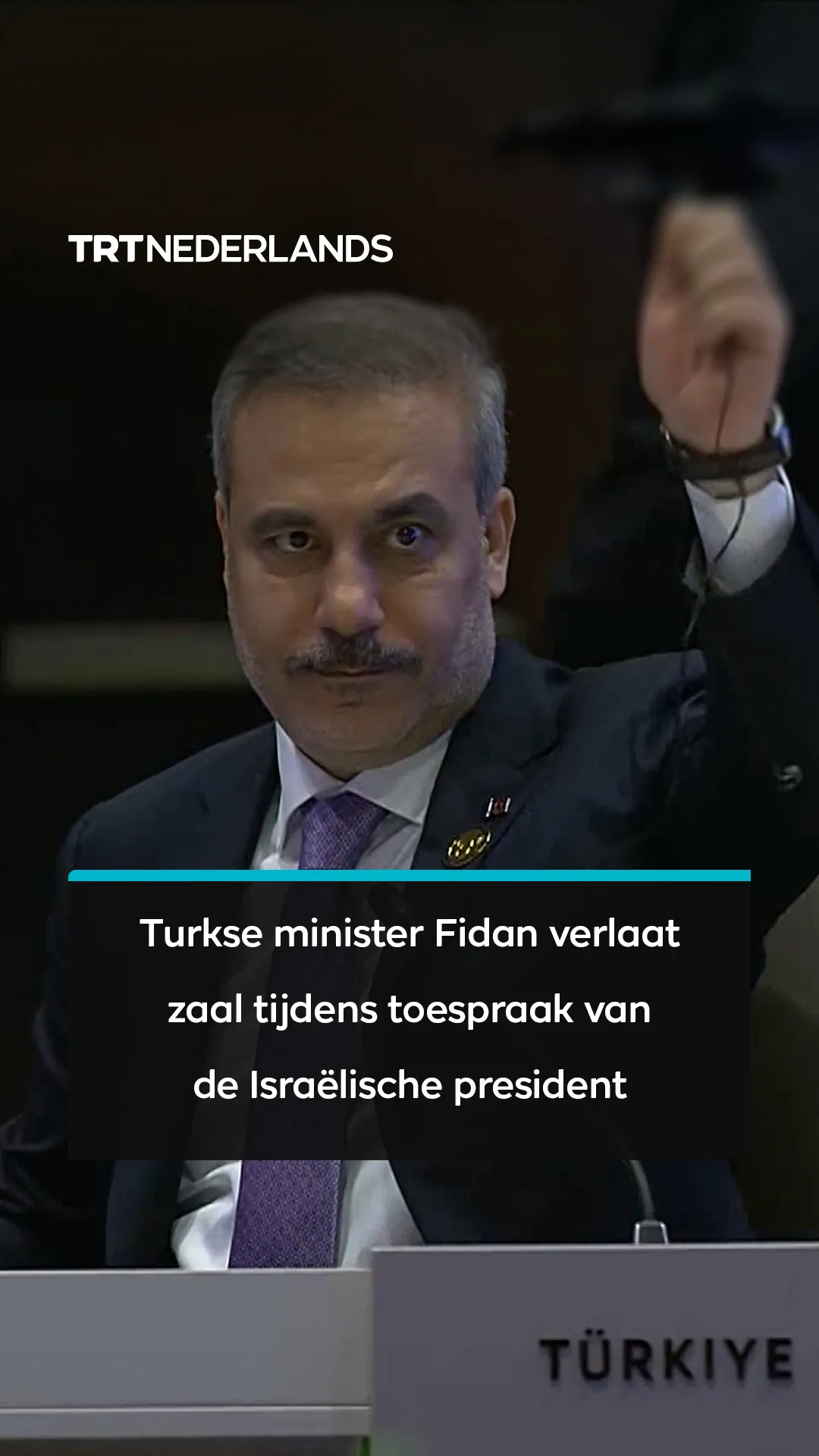 Hakan Fidan verlaat de zaal tijdens de toespraak van de Israëlische president